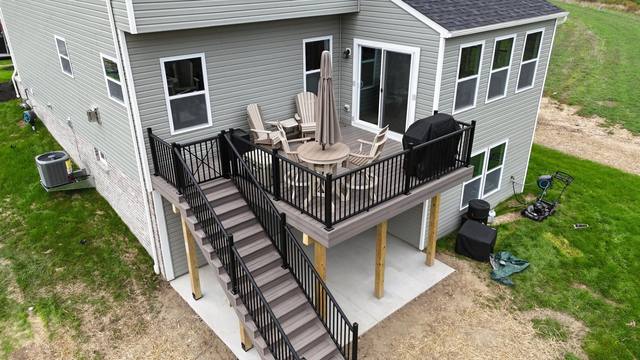Trex deck with RDI Avalon aluminum railing and gate over a poured concrete patio, Zelienople PA